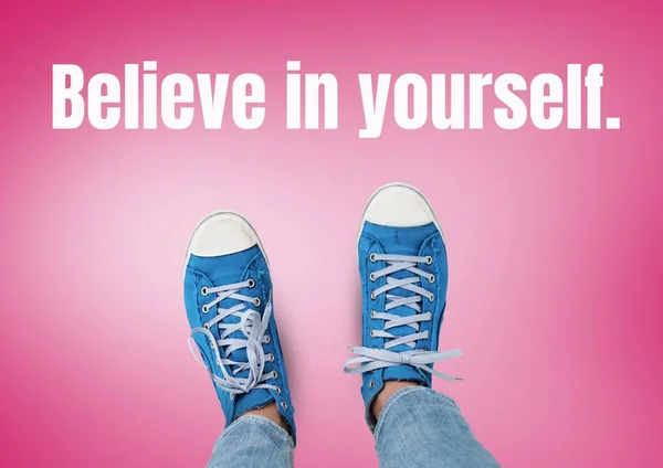 Tro på deg selv, tekst og blå sko. – stockfoto