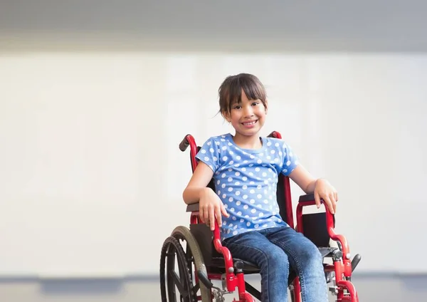 Fille handicapée en fauteuil roulant à l'école — Photo