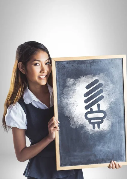 Ragazza in possesso di lavagna con energia lampadina — Foto Stock