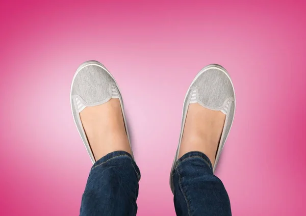 Zapatos grises en los pies con fondo rosa — Foto de Stock