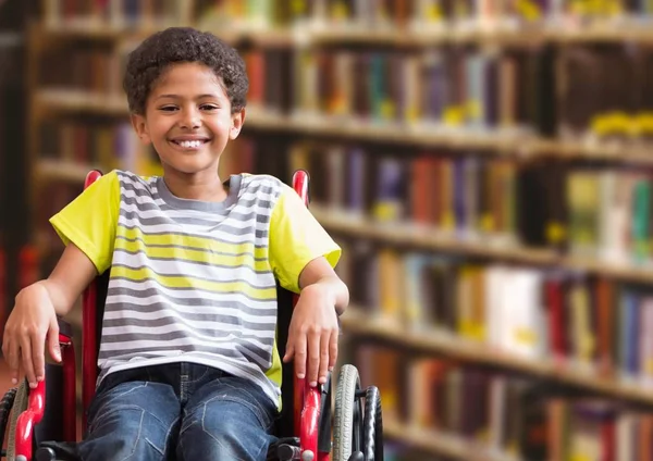 Zakázané chlapce na invalidním vozíku ve školní knihovně — Stock fotografie