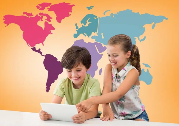 Los niños en la tableta en frente de colorido mapa del mundo —  Fotos de Stock