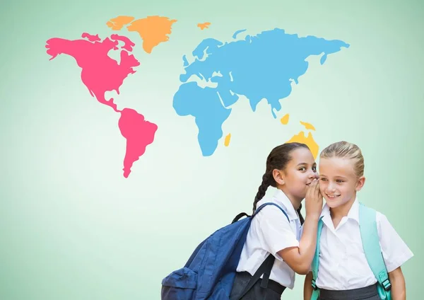子供が世界地図の前でウィスパ リング — ストック写真
