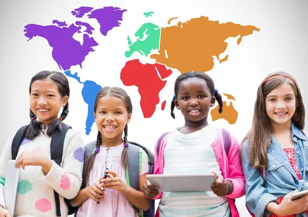 Multicultural Niños en dispositivos frente al mapa del mundo — Foto de Stock