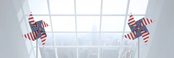 Łapacze wiatru USA przed oknami nad miastem — Zdjęcie stockowe