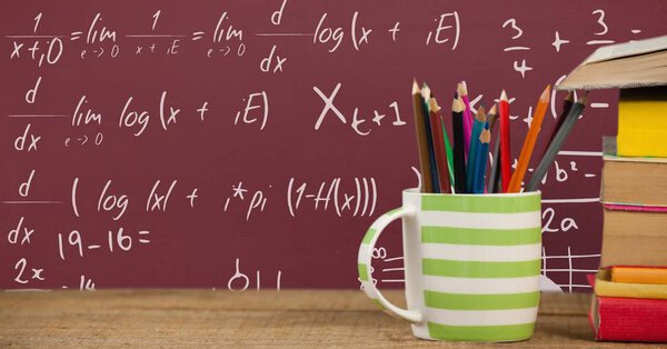 Книги на столе против красной доски
 