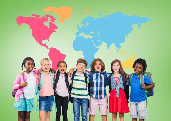 Los niños de la escuela frente al mapa del mundo — Foto de Stock