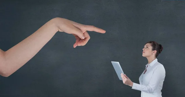 Mujer de negocios sosteniendo una tableta — Foto de Stock