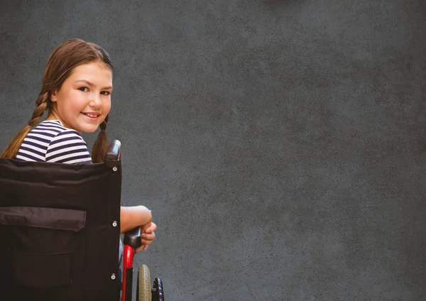 Fille handicapée en fauteuil roulant devant le tableau noir — Photo