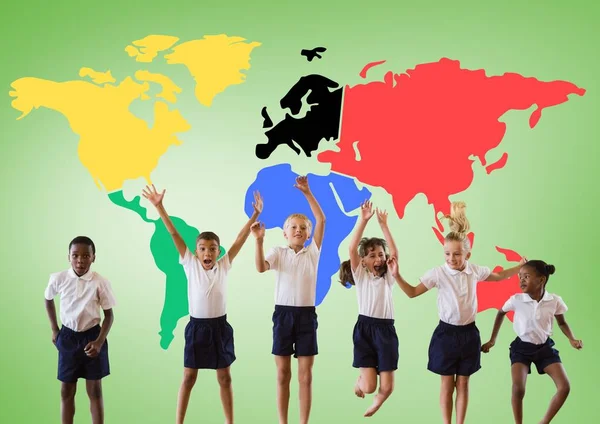 Niños saltando delante del mapa del mundo — Foto de Stock