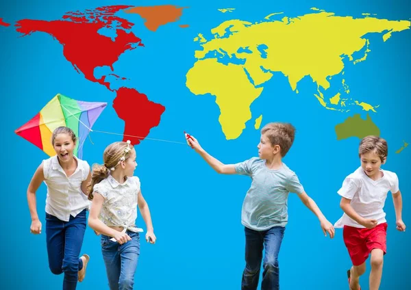 Niños jugando con cometa y mapa del mundo — Foto de Stock