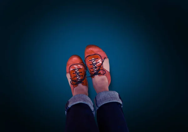 Red shoes on feet with blue background — Stock Photo, Image