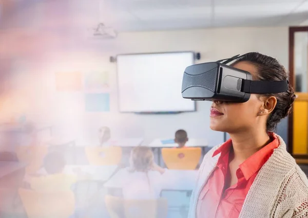Profesor con auriculares de realidad virtual —  Fotos de Stock