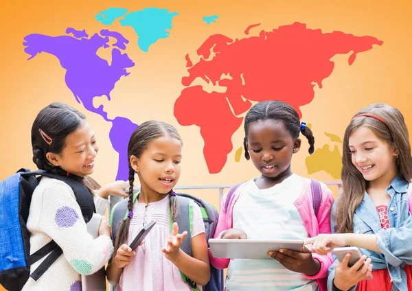 Niños en dispositivos frente al mapa del mundo — Foto de Stock