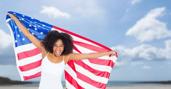 Femme heureuse tenant drapeau des États-Unis — Photo