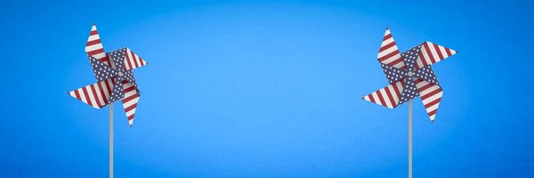 青い背景の前でアメリカ風のキャッチャー — ストック写真