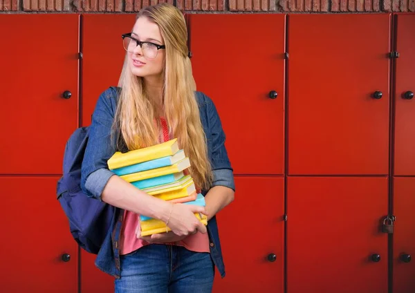 Estudiante sosteniendo libros cerca de casilleros —  Fotos de Stock