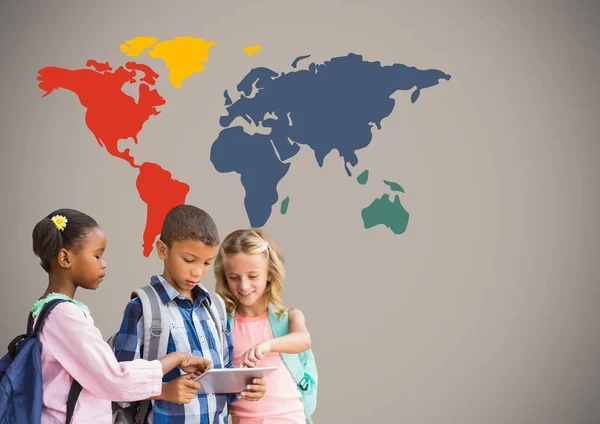 Τα παιδιά στο tablet μπροστά από το παγκόσμιο χάρτη — Φωτογραφία Αρχείου
