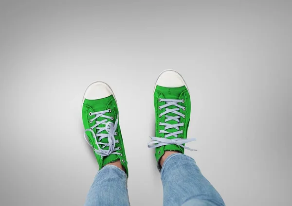 Groene schoenen met grijze achtergrond — Stockfoto