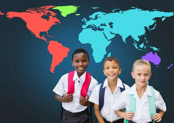 Σχολείο τα παιδιά μπροστά από το παγκόσμιο χάρτη — Φωτογραφία Αρχείου