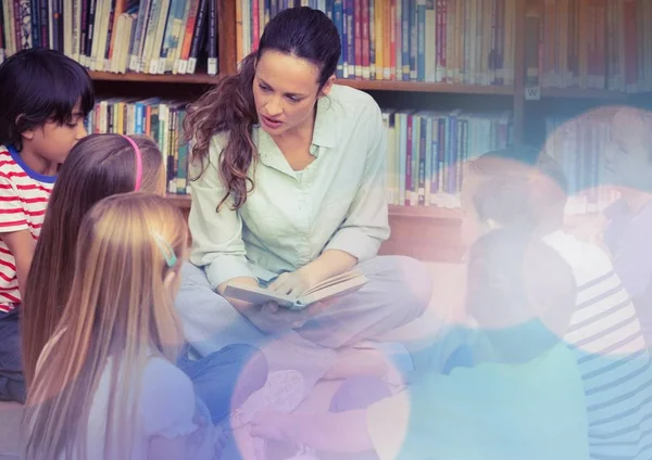 Grundschullehrerin mit Klasse — Stockfoto