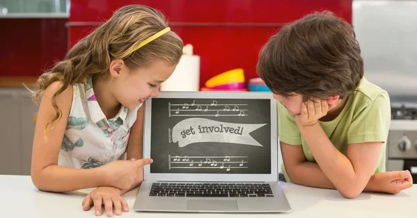 Kids looking at a computer — Stock Photo, Image