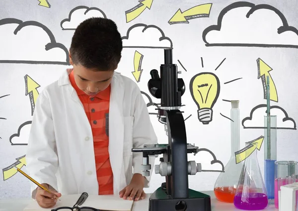 Školák vědec psaní s mikroskopem — Stock fotografie