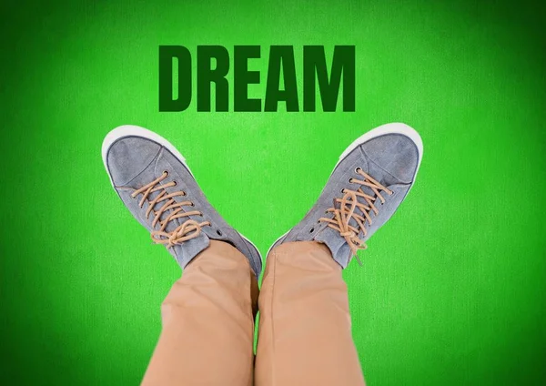 Texto de sonho e sapatos cinza nos pés — Fotografia de Stock