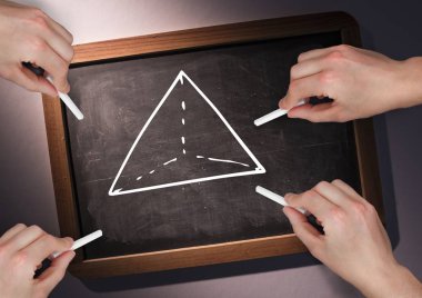 Piramit yazı tahtası üzerinde çizim eller