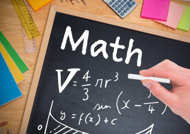Yazı tahtası üzerinde yazılı matematik denklemler 