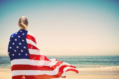 ABD bayrağı sahilde içinde tutan kadın