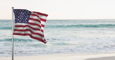 ABD bayrağı sahilde