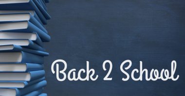 Mavi yazı tahtası karşı masada kitaplar 