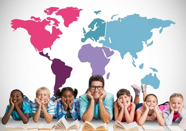 Kinder lesen vor bunter Weltkarte — Stockfoto