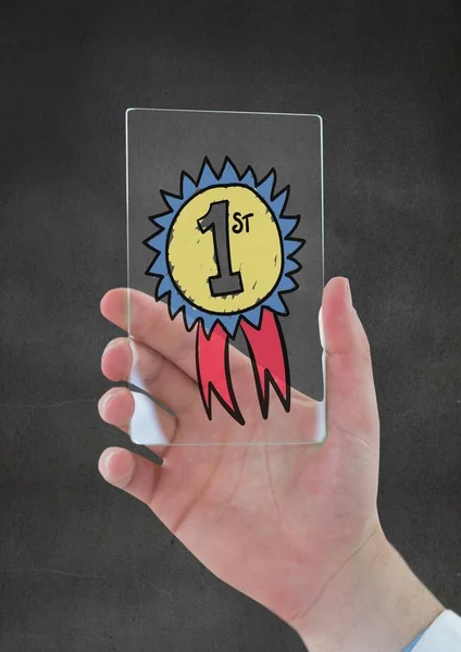 Рука тримає склянку з трофейною іконою — стокове фото
