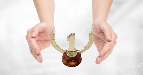 Vrouw met een trofee op handen — Stockfoto