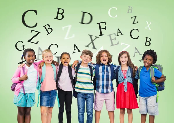 Molte lettere intorno ai bambini delle scuole multiculturali — Foto Stock