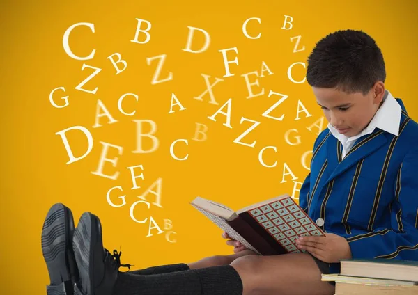 Sok betűt, ezen a környéken: fiú olvasó — Stock Fotó
