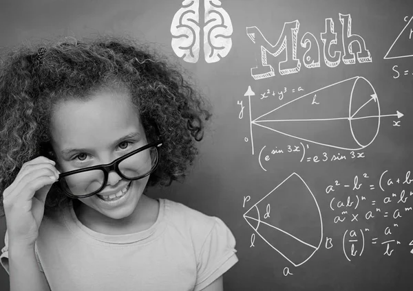Menina apontando para equações matemáticas no quadro negro — Fotografia de Stock