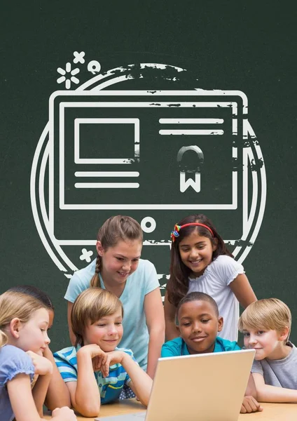 Studenten aan tafel een computer kijken — Stockfoto