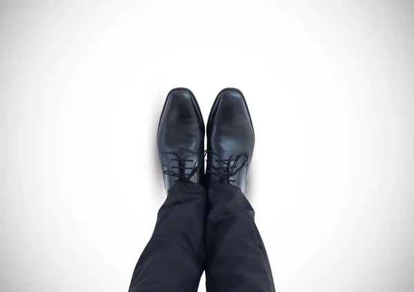 Zapatos negros en los pies con fondo blanco — Foto de Stock