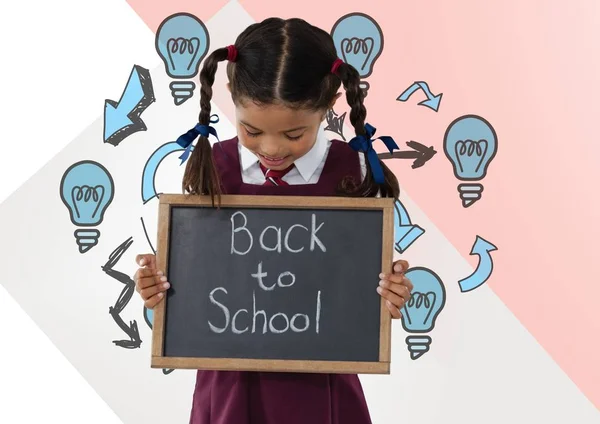 Chica frenando a la pizarra de la escuela — Foto de Stock