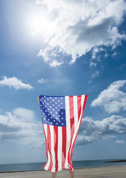 Mann mit US-Flagge am Strand — Stockfoto