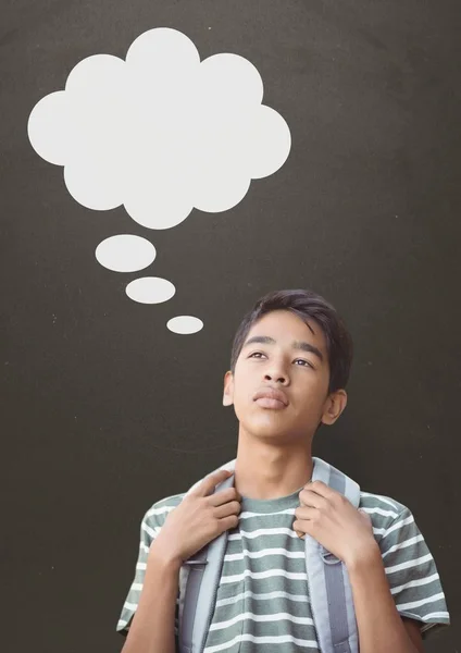 Μαθητής αγόρι με συννεφάκι ομιλίας κοιτώντας ψηλά — Φωτογραφία Αρχείου