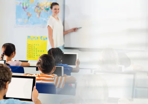 Grundschullehrerin mit Klasse — Stockfoto