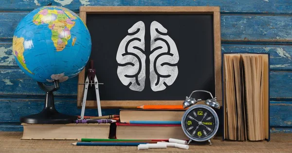 Gehirn auf Tafel mit Lernobjekten — Stockfoto