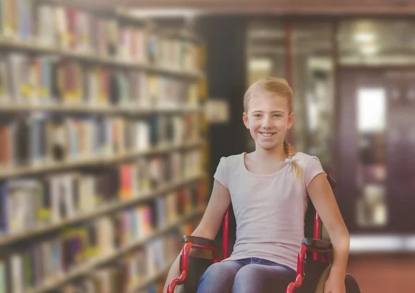 Niepełnosprawnych dziewczyna na wózku inwalidzkim w szkolnej bibliotece — Zdjęcie stockowe