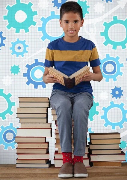 Fiú, olvasás, és ül a könyv torony — Stock Fotó