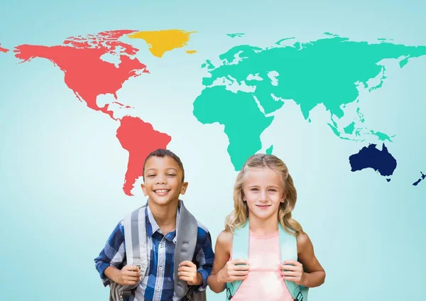 Crianças da escola na frente do colorido mapa do mundo — Fotografia de Stock