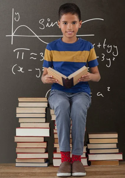 Glücklicher Studentenjunge auf dem Tisch — Stockfoto